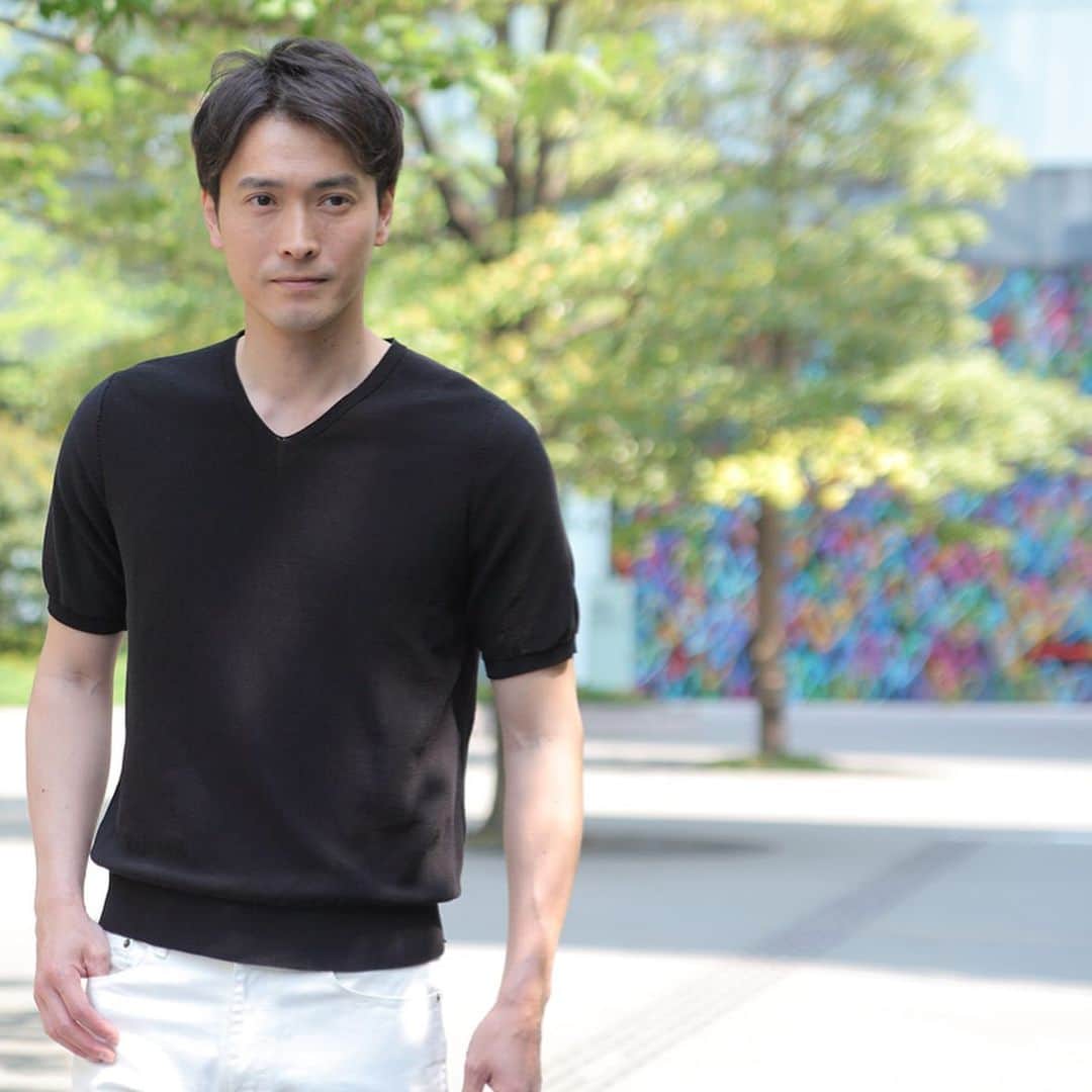Factelier(ファクトリエ)さんのインスタグラム写真 - (Factelier(ファクトリエ)Instagram)「【日本発の技術、「ホールガーメント」の魅力】  ホールガーメントとは、“縫い代が一切できない”特殊な編み方のこと。 実はこの特殊な縫い方ができる編み機を生み出したのは、和歌山県に工場を置く「島精機製作所」で、世界唯一のこの技術を求めて、海外から多くのオーダーが入ります。  愛されるそのワケは、着心地抜群のニットアイテムを作ることができるから。  このホールガーメントの特徴は、商品が完成した状態で編み機から出てくること。  通常は、編地を腕やボディの型紙に合わせてカットして縫い合わせます。 ですがホールガーメントの場合は、商品が完成した状態で編み機から出てくるので、縫い合わせる必要がないためゴロツキがなく、着心地や肌ざわりがよくなるんです。 編地のカットロスも少なく環境に優しいのも魅力です。  世界から求められる日本の技術力の高さからがあるからこそ生まれる着心地なんです。  #シーアイランドコットン #日本発 #日本の技術 #ホールガーメント #着心地 #サマーニット #コットン #環境にやさしい #おしゃれ #Factelier #ファクトリエ #メイドインジャパン #madeinjapan #日本製 #ファッション #fashion #こだわり #ものづくり #工場 #factory #語れるもので日々を豊かに #japan #島精機製作所」7月5日 13時30分 - factelier