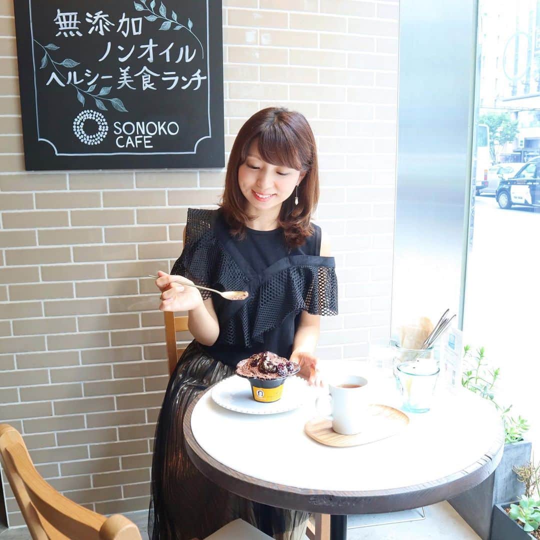 筧沙奈恵さんのインスタグラム写真 - (筧沙奈恵Instagram)「銀座のSONOKO CAFEで、濃厚なチョコレートかき氷をいただけるということで、行ってきました😍毎日チョコを食べるほどチョコ好きな私にとっては見逃せない❤️ ・ 世界で生産されるカカオの内２%しかとれないという希少なカカオ「アリバカカオ」の専門店の「MAMANO CHOCOLATE」とのコラボかき氷！ ・ 一番下からスポンジケーキ、フルーツジュレ、チョコレートフラッペ、アリバカカオソース、シュガーパウダー、フルーツと、何層にも重なっていました❤️ ・ 私は1日10食限定のブラックベリーにしたのですが、濃厚なカカオと甘酸っぱいベリーが合わさって、一口ごとに違う味が楽しめました😍 ・ ランチメニューもおいしそうだったので、また改めて行きたいなー✨ ・ #SONOKOCAFE #ソノコカフェ #アリバカカオ #MAMANOCHOCOLATE #ママノチョコレート #かき氷 #銀座 #銀座カフェ #銀座グルメ #ginza #チョコレート #チョコ好き #チョコ好きと繋がりたい #chocolate」7月5日 13時29分 - sanaekakei