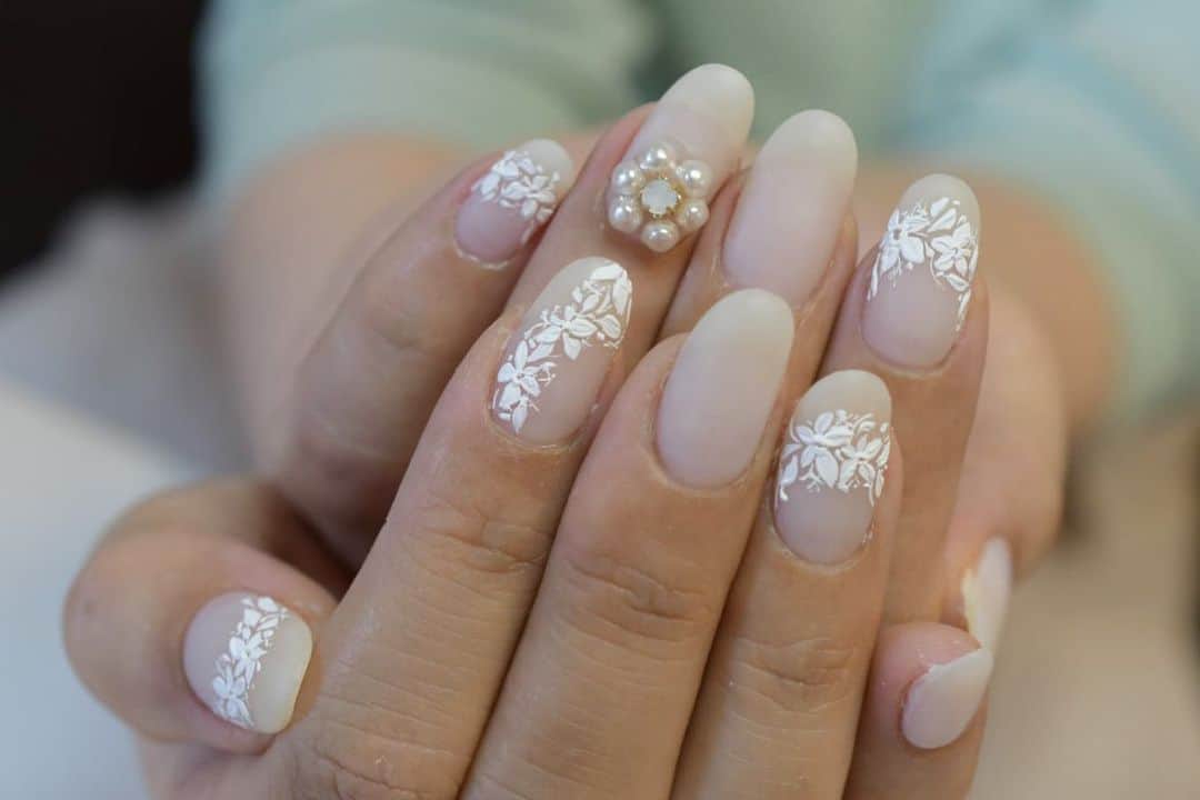 Yuka Maeda ::manicurelistのインスタグラム：「. . 大阪市北区 梅田.中崎町.駅から徒歩7分🚶‍♀️ CADENAS nail eyelash  マツエクアカウント @cadenaseyelash LINE:@ cadenas 🆔検索🙋‍♀️ tel:06-4792-8617. cadenas.nail@gmail.com. . #ネイル #ジェルアート #大人かわいい #梅田ネイル #堂山町 #大人ネイル #個性派ネイル #クリアネイル #ジェルネイル #nail #notd #ニュアンスネイル #instanail #ワンカラー #春ネイル  #ネイルデザイン #ongels #美甲 #osaka  #ジェルデザイン #cadenas #指甲 #spring #Insatnails #fashion #シアーネイル #うる艷ネイル #トレンドネイル  #手書きアート #レースネイル」