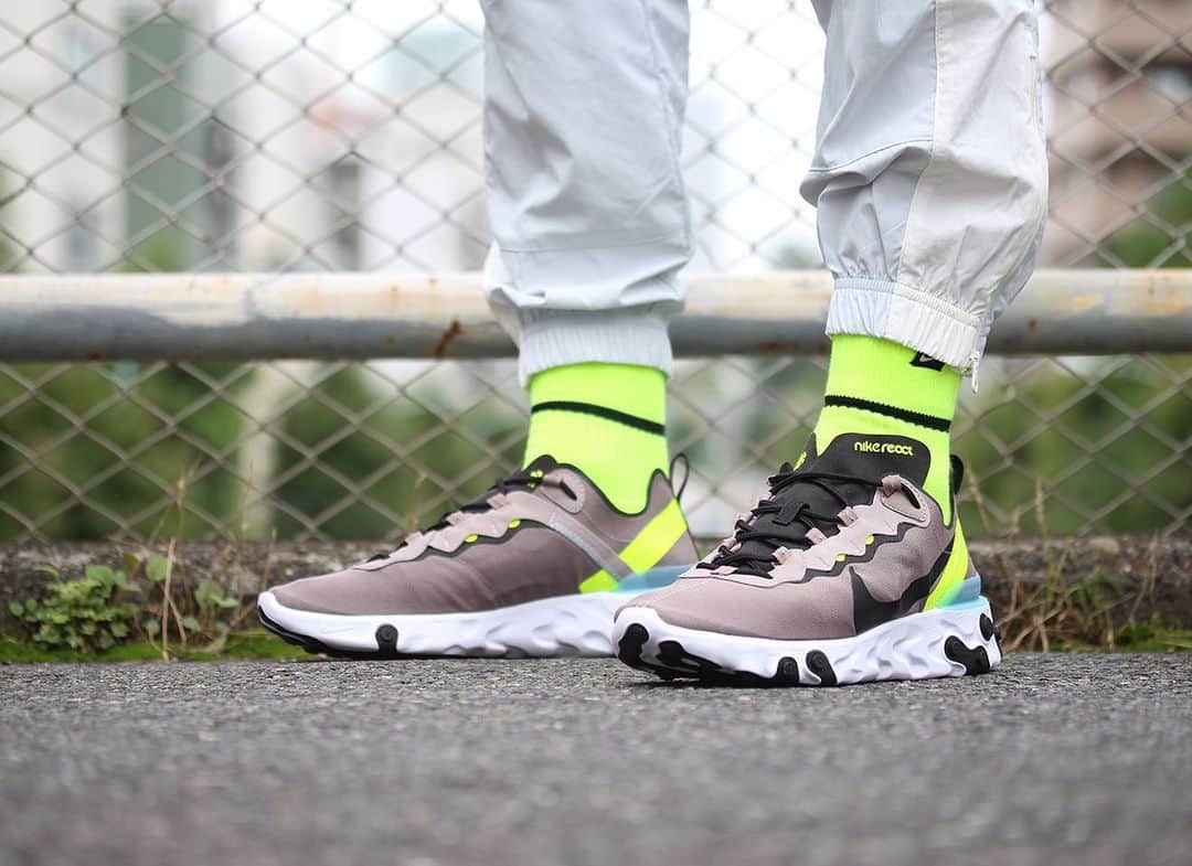 のインスタグラム：「in stock now ■NIKE REACT ELEMENT 55 COLOR : PUMICE SIZE : 26.0cm - 29.0cm PRICE : ¥13,000 (+TAX) ・ ■NIKE RE-ISSUE WOVEN PANT COLOR : PUREPLATINUM SIZE : S - XXL  PRICE : ¥9,000 (+TAX) ・ ■NIKE SNEAKER UNCLE 2P QUARTER SOCKS COLOR : MULTI SIZE : 23.0cm - 25.0cm , 25.0cm - 27.0cm , 27.0cm - 29.0cm PRICE : ¥1,800 (+TAX) ・ #a_and_s #NIKE #NIKEREACTELEMENT55 #NIKEREISSUE」
