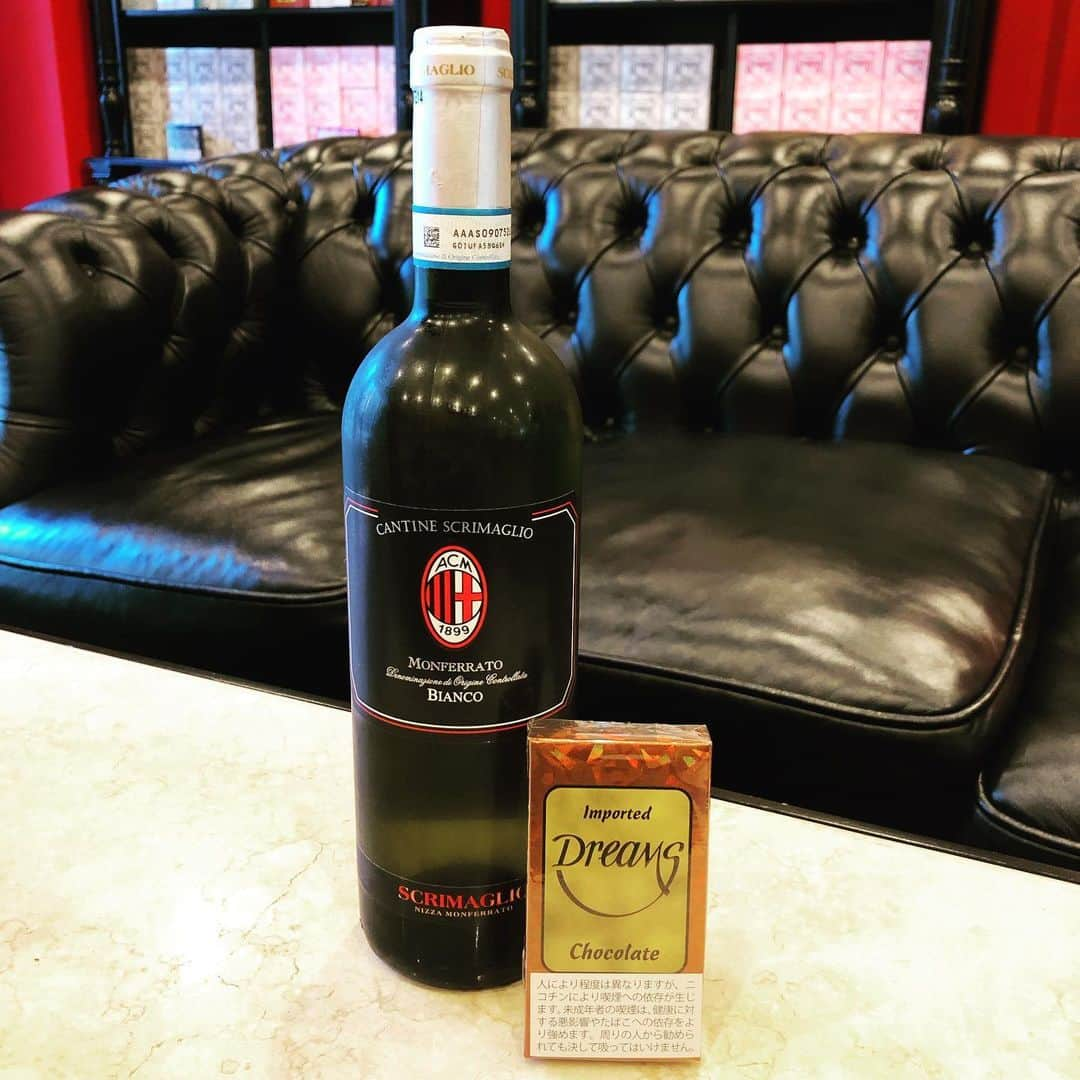 ウェイジーのインスタグラム：「weizhi#zhouchengshi#cigar#cigarette#wine#dreams#chocolate#lifestyle#style#mensworld#bianco#acm#monferrato#acmilan#ドリームス#リトルシガー#葉巻#チョコレート#白ワイン#ACミラン」