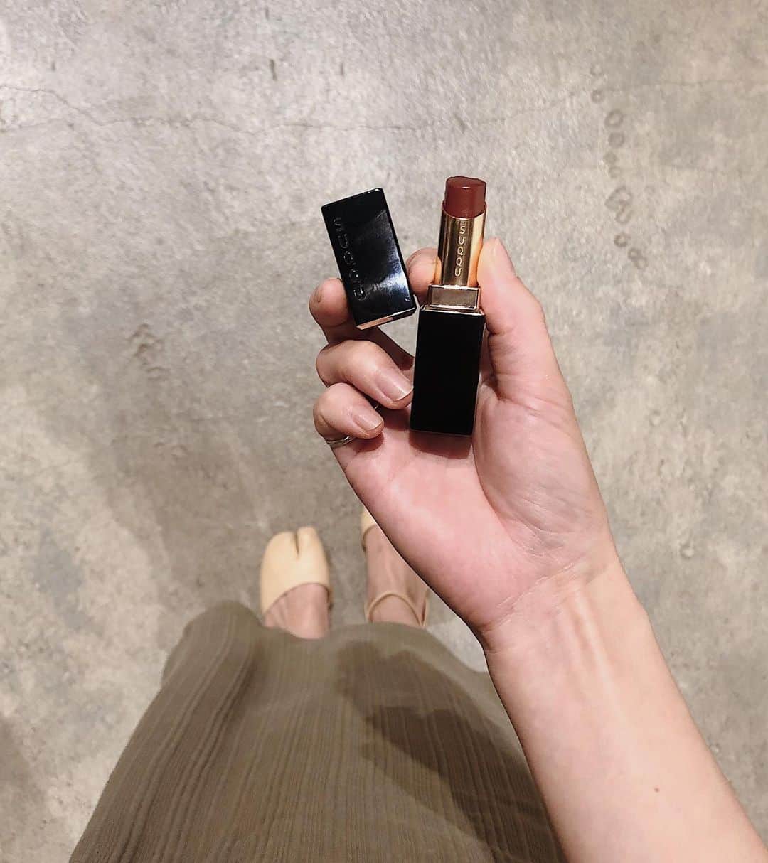 のインスタグラム：「ㅤㅤㅤㅤㅤㅤㅤㅤㅤㅤㅤㅤㅤ 久しぶりに使ったらやっぱり、やっぱり SUQQU 10、かわいいね ㅤㅤㅤㅤㅤㅤㅤㅤㅤㅤㅤㅤㅤ むっちり🍒 ㅤㅤㅤㅤㅤㅤㅤㅤㅤㅤㅤㅤㅤ 日々持ち歩くリップとか、メイクとかも その日によって変えてるのだけど そういうのも知りたいって人いるのかな？ それとも仕上がった顔がみたい？ みんな何がみたい、知りたいですか、 意見ください🥺 ㅤㅤㅤㅤㅤㅤㅤㅤㅤㅤㅤㅤㅤ #suqqu #harメイク」
