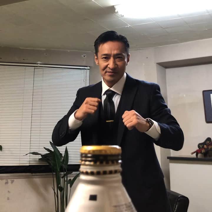 山口祥行のインスタグラム：「俺も流行に乗ってみた（笑） #bottlecapchallenge  #ボトルキャップチャレンジ  #日本統一 #コンフリクト」