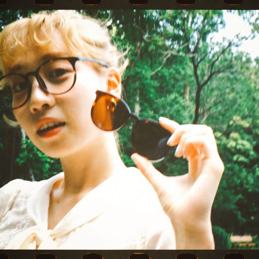 Zoff Officialのインスタグラム：「Zoff NIGHT & DAY / ZN191G01_49A1 Model @rabbit____2 夏のお出かけに最適なNIGHT&DAYシリーズ。 ２個持ちの必要がなく、小さいバックで可愛らしく決めたいコーディネートにも、荷物をコンパクトにまとめたいアウトドアにもぴったりです。 #Zoff #FASHION #eyewearstyle #メガネ #ゾフ女子 #Zoffコーデ #アトレ吉祥寺 #コピス吉祥寺 #吉祥寺 #東京 #tokyo」