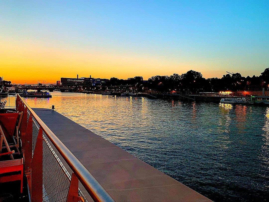 百合華さんのインスタグラム写真 - (百合華Instagram)「宿泊しているホテルの近くにセーヌ川があったのでディナーの前にお散歩してみました🥰﻿ ﻿ パリのセーヌ河岸は百合譁の大好物な世界遺産❤️﻿ ﻿ 前回はエッフェル塔から出航しているクルーズ船でノートルダム大聖堂やパリの街並みを眺めていたのですが、今回は運河沿いのお洒落なバーやカフェなどに立ち寄ってみました🎶﻿ ﻿ 夜の10時頃でもまだお空が明るいからかピクニック気分な人達も多く、セーヌ川沿いは笑顔が素敵な沢山の人で賑わっておりました💕﻿ ﻿ #フランス ﻿ #france ﻿ #パリ ﻿ #paris ﻿ #セーヌ川﻿ #パリのセーヌ河岸﻿ #世界遺産﻿ #世界遺産の旅﻿ #wouldheritage﻿ #トラベラー ﻿ #女子旅 ﻿ #お洒落﻿ #カフェ﻿ #夜遊び﻿ #ピクニック」7月5日 13時48分 - yurika.lovelily