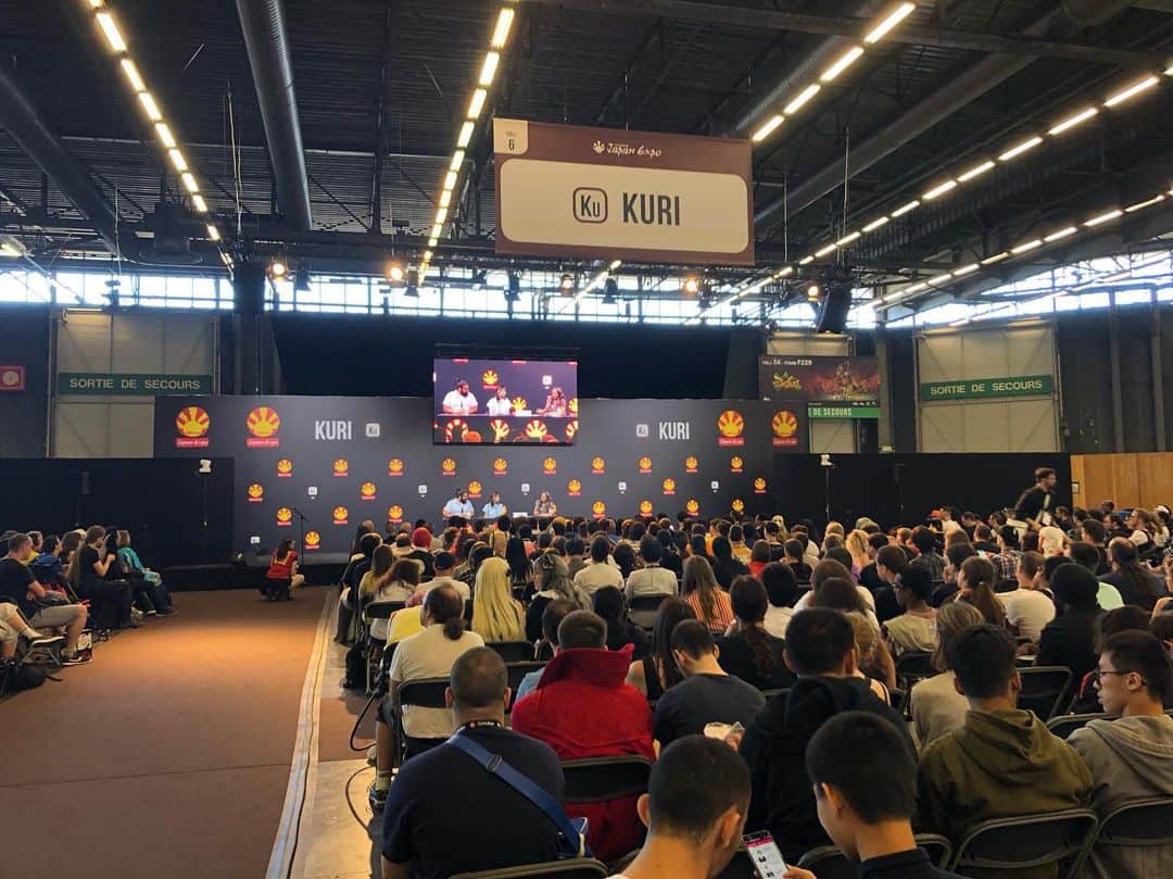 平野綾さんのインスタグラム写真 - (平野綾Instagram)「#japanexpo2019 初日はまずconferenceから❣️﻿ ﻿ 会場も大きくてブースも大きかったので、﻿ お客さまに来ていただけるかが心配だったのですが……、﻿ 写真でも分かるように本当にたくさんの方に来ていただけました⭐️✨﻿ ﻿ みんなありがとう( ´ ▽ ` )💕﻿ ﻿ ﻿ サイン会は抽選で当たった限定60名様らしく、﻿ 好きなグッズかイベント特製サイン色紙にサインするかで、﻿ 持ち時間もひとり1分と優しい✨﻿ ﻿ ひとりひとりとお話しながらイベント楽しめました😊﻿ ﻿ ﻿ #japanexpoparis # paris #france﻿ #conference #autographsession﻿ #ayahirano #平野綾」7月5日 13時47分 - a_ya.hirano