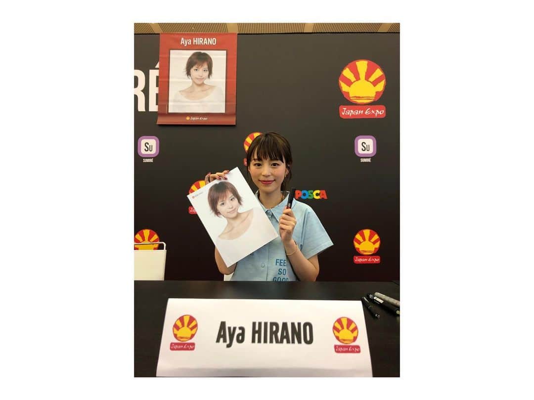 平野綾さんのインスタグラム写真 - (平野綾Instagram)「#japanexpo2019 初日はまずconferenceから❣️﻿ ﻿ 会場も大きくてブースも大きかったので、﻿ お客さまに来ていただけるかが心配だったのですが……、﻿ 写真でも分かるように本当にたくさんの方に来ていただけました⭐️✨﻿ ﻿ みんなありがとう( ´ ▽ ` )💕﻿ ﻿ ﻿ サイン会は抽選で当たった限定60名様らしく、﻿ 好きなグッズかイベント特製サイン色紙にサインするかで、﻿ 持ち時間もひとり1分と優しい✨﻿ ﻿ ひとりひとりとお話しながらイベント楽しめました😊﻿ ﻿ ﻿ #japanexpoparis # paris #france﻿ #conference #autographsession﻿ #ayahirano #平野綾」7月5日 13時47分 - a_ya.hirano