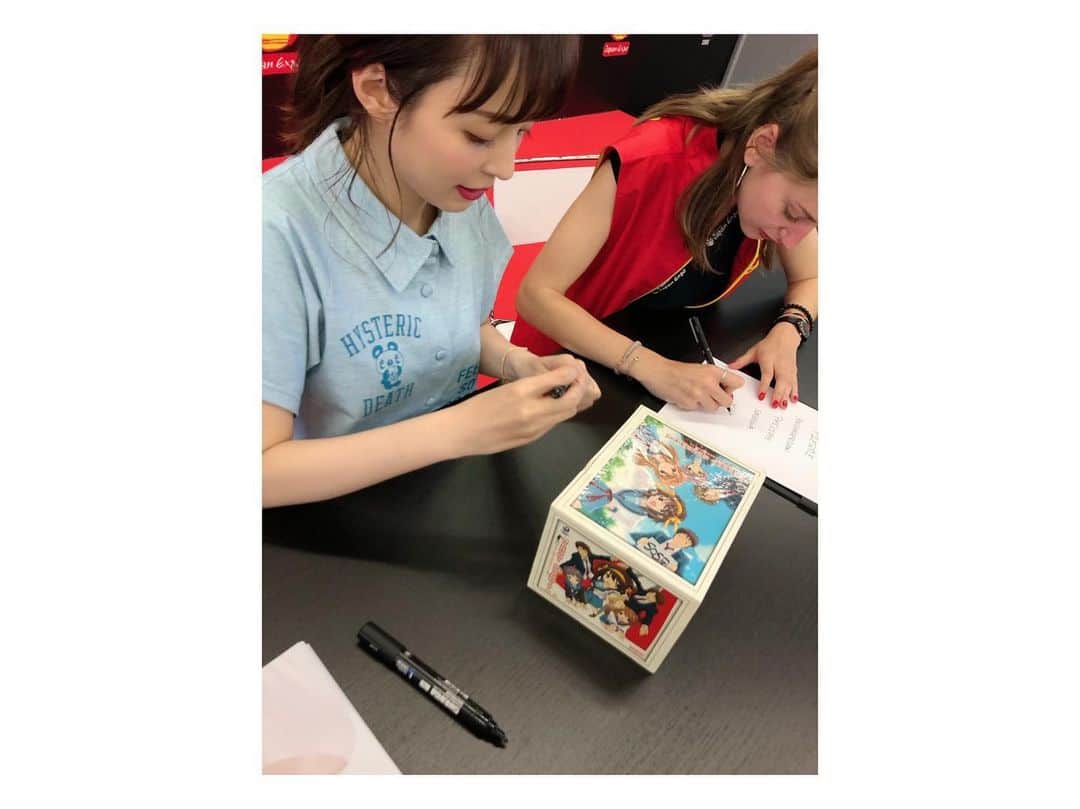 平野綾さんのインスタグラム写真 - (平野綾Instagram)「#japanexpo2019 初日はまずconferenceから❣️﻿ ﻿ 会場も大きくてブースも大きかったので、﻿ お客さまに来ていただけるかが心配だったのですが……、﻿ 写真でも分かるように本当にたくさんの方に来ていただけました⭐️✨﻿ ﻿ みんなありがとう( ´ ▽ ` )💕﻿ ﻿ ﻿ サイン会は抽選で当たった限定60名様らしく、﻿ 好きなグッズかイベント特製サイン色紙にサインするかで、﻿ 持ち時間もひとり1分と優しい✨﻿ ﻿ ひとりひとりとお話しながらイベント楽しめました😊﻿ ﻿ ﻿ #japanexpoparis # paris #france﻿ #conference #autographsession﻿ #ayahirano #平野綾」7月5日 13時47分 - a_ya.hirano