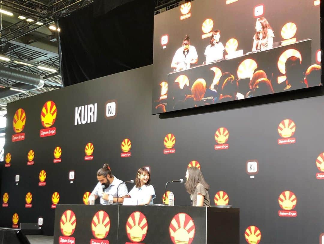 平野綾さんのインスタグラム写真 - (平野綾Instagram)「#japanexpo2019 初日はまずconferenceから❣️﻿ ﻿ 会場も大きくてブースも大きかったので、﻿ お客さまに来ていただけるかが心配だったのですが……、﻿ 写真でも分かるように本当にたくさんの方に来ていただけました⭐️✨﻿ ﻿ みんなありがとう( ´ ▽ ` )💕﻿ ﻿ ﻿ サイン会は抽選で当たった限定60名様らしく、﻿ 好きなグッズかイベント特製サイン色紙にサインするかで、﻿ 持ち時間もひとり1分と優しい✨﻿ ﻿ ひとりひとりとお話しながらイベント楽しめました😊﻿ ﻿ ﻿ #japanexpoparis # paris #france﻿ #conference #autographsession﻿ #ayahirano #平野綾」7月5日 13時47分 - a_ya.hirano