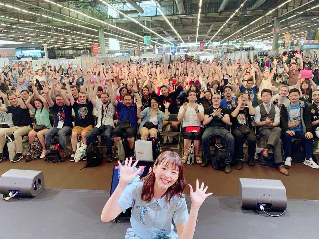 平野綾さんのインスタグラム写真 - (平野綾Instagram)「#japanexpo2019 初日はまずconferenceから❣️﻿ ﻿ 会場も大きくてブースも大きかったので、﻿ お客さまに来ていただけるかが心配だったのですが……、﻿ 写真でも分かるように本当にたくさんの方に来ていただけました⭐️✨﻿ ﻿ みんなありがとう( ´ ▽ ` )💕﻿ ﻿ ﻿ サイン会は抽選で当たった限定60名様らしく、﻿ 好きなグッズかイベント特製サイン色紙にサインするかで、﻿ 持ち時間もひとり1分と優しい✨﻿ ﻿ ひとりひとりとお話しながらイベント楽しめました😊﻿ ﻿ ﻿ #japanexpoparis # paris #france﻿ #conference #autographsession﻿ #ayahirano #平野綾」7月5日 13時47分 - a_ya.hirano