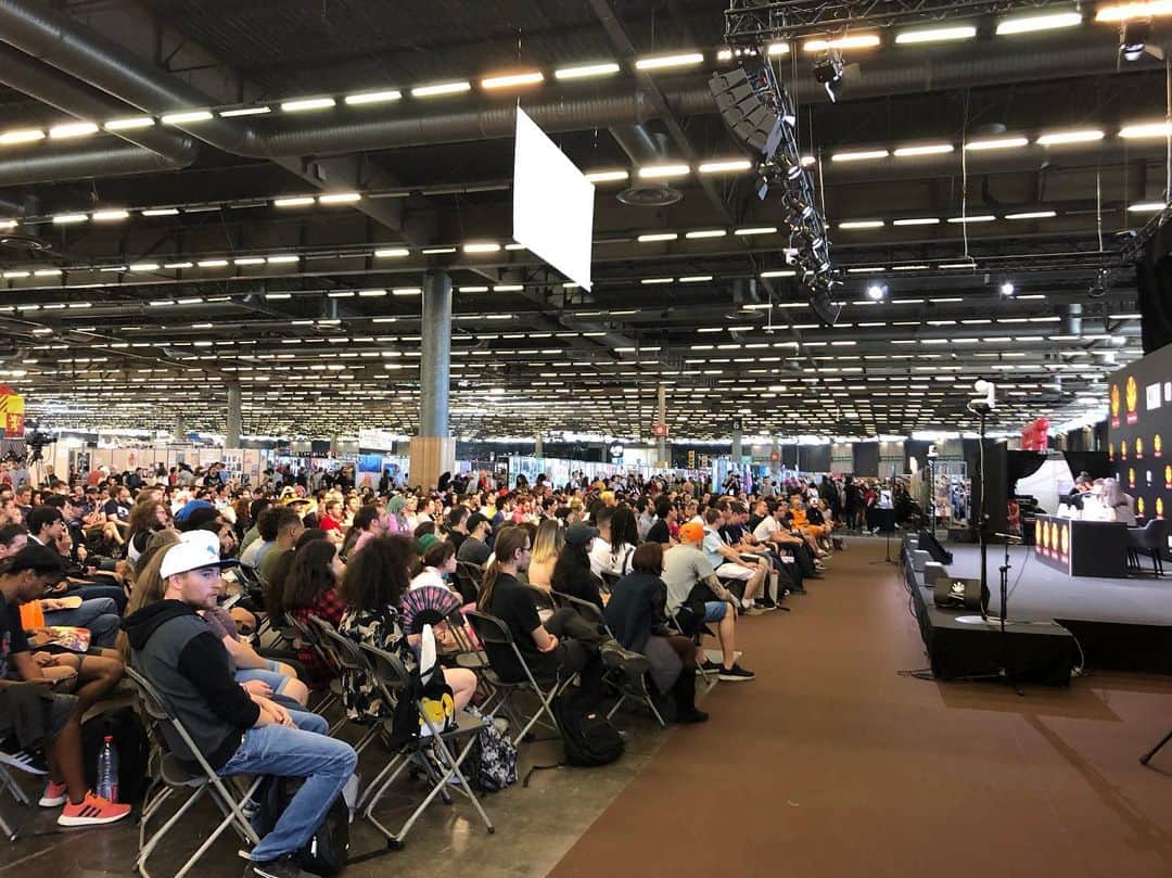 平野綾さんのインスタグラム写真 - (平野綾Instagram)「#japanexpo2019 初日はまずconferenceから❣️﻿ ﻿ 会場も大きくてブースも大きかったので、﻿ お客さまに来ていただけるかが心配だったのですが……、﻿ 写真でも分かるように本当にたくさんの方に来ていただけました⭐️✨﻿ ﻿ みんなありがとう( ´ ▽ ` )💕﻿ ﻿ ﻿ サイン会は抽選で当たった限定60名様らしく、﻿ 好きなグッズかイベント特製サイン色紙にサインするかで、﻿ 持ち時間もひとり1分と優しい✨﻿ ﻿ ひとりひとりとお話しながらイベント楽しめました😊﻿ ﻿ ﻿ #japanexpoparis # paris #france﻿ #conference #autographsession﻿ #ayahirano #平野綾」7月5日 13時47分 - a_ya.hirano