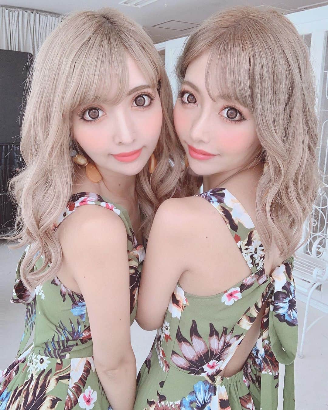 吉川ちえさんのインスタグラム写真 - (吉川ちえInstagram)「ぎゅうぅ☺️💕💕 . ワンピースはもうすぐ発売予定の @parihummerne_official ✊✨ バックスタイルがお気に入りなんだ💜❤️ . #Parihummerne #双子 #twins #fashion」7月5日 13時42分 - yoshikawachie_16