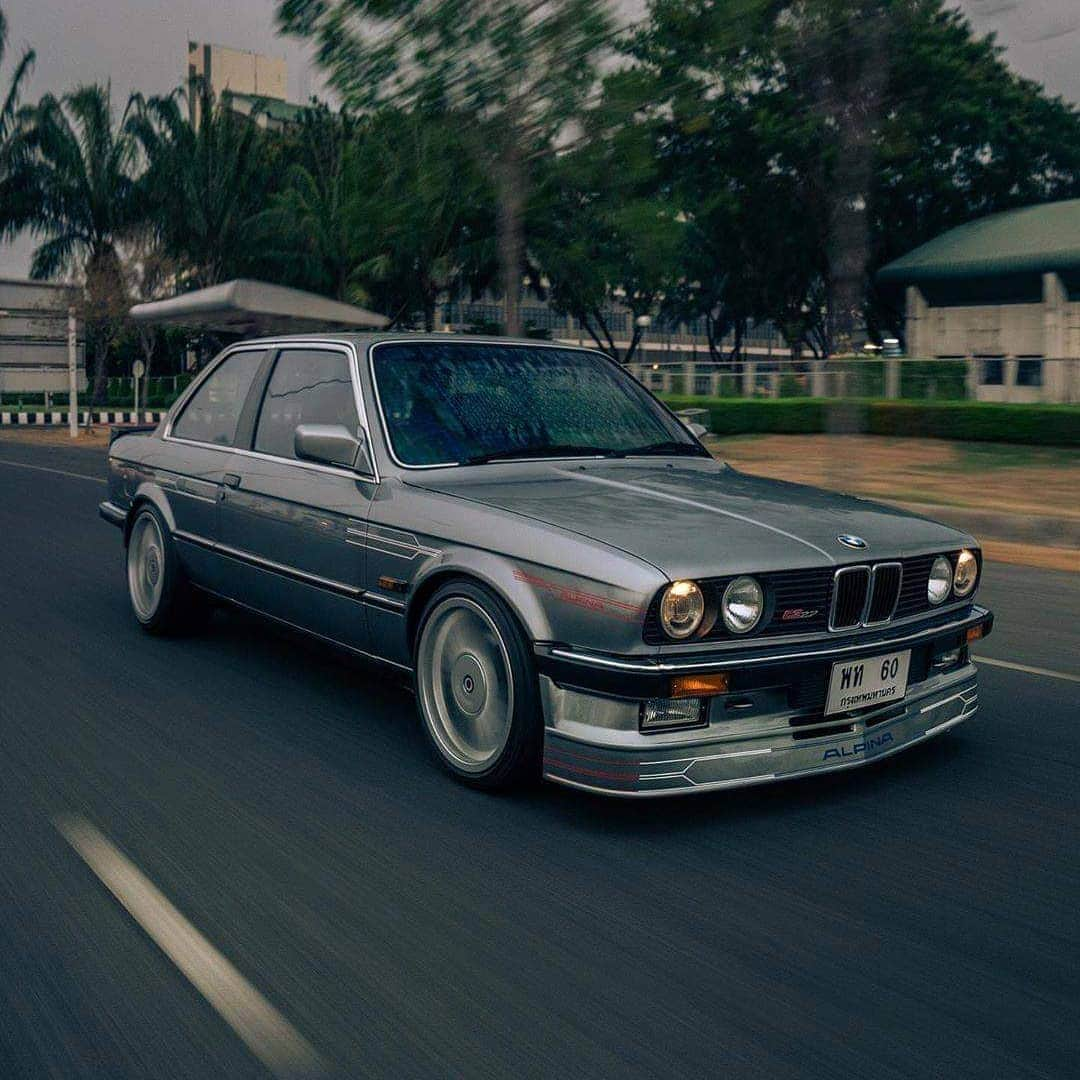 BMW Thailandさんのインスタグラム写真 - (BMW ThailandInstagram)「ถ้าพูดถึง BMW 3 Series (E30) คุณชอบอะไรในรุ่นนี้บ้าง?  แต่ที่แน่ๆ คือเสน่ห์และความแรงของรุ่นนี้ที่ไม่เคยเสื่อมคลาย  #BMW #BMW3Series #E30 #FanFriday #BMWTHRepost 📷 @ccourjon」7月5日 13時42分 - bmwthailand