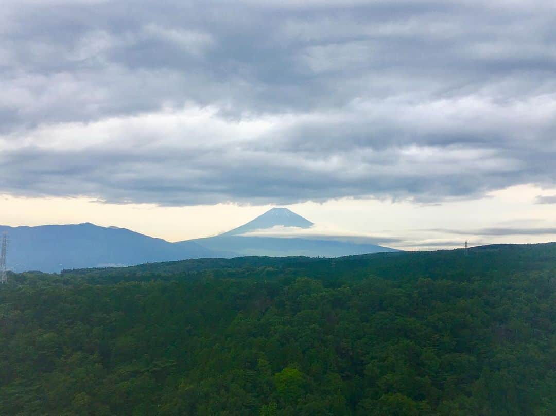 三島スカイウォーク／公式さんのインスタグラム写真 - (三島スカイウォーク／公式Instagram)「昨日に引き続き、2日連続富士山が見えています✨ . 多くのお客様が富士山をカメラに収めていました😻 . 厚い雲が晴れ、富士山の全貌をご覧いただけます💕 . 雪解けを迎えた青い富士山を是非お楽しみください🗻 . #三島スカイウォーク #スカイウォーク #静岡 #箱根 #伊豆 #三島 #観光 #吊橋 #吊り橋 #日本一 #富士山  #晴れ #富士#mishimaskywalk #skywalk #japan #MountFuji #shizuoka #travel #trip #fun #instagood #nature #beautiful #followme」7月5日 13時44分 - mishima_skywalk