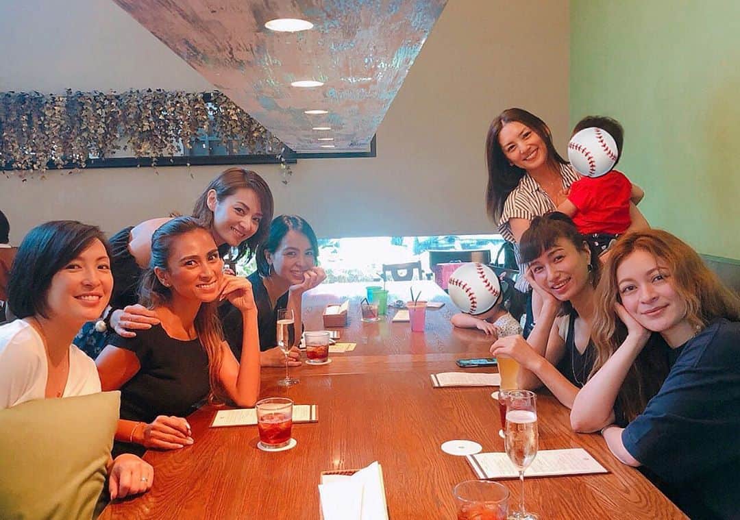 のインスタグラム：「👯‍♀️ViVi 同窓会 👯‍♀️ みんな何年たっても全然ッ変わらない😍 あーでもない、こーでもない、笑いが止まらないw ・ キセキ的に集まれた❤️ ・ 幸せな日でした🥰 ・ #2019 #japan #tokyo #vivi #viviog #楽しすぎた」