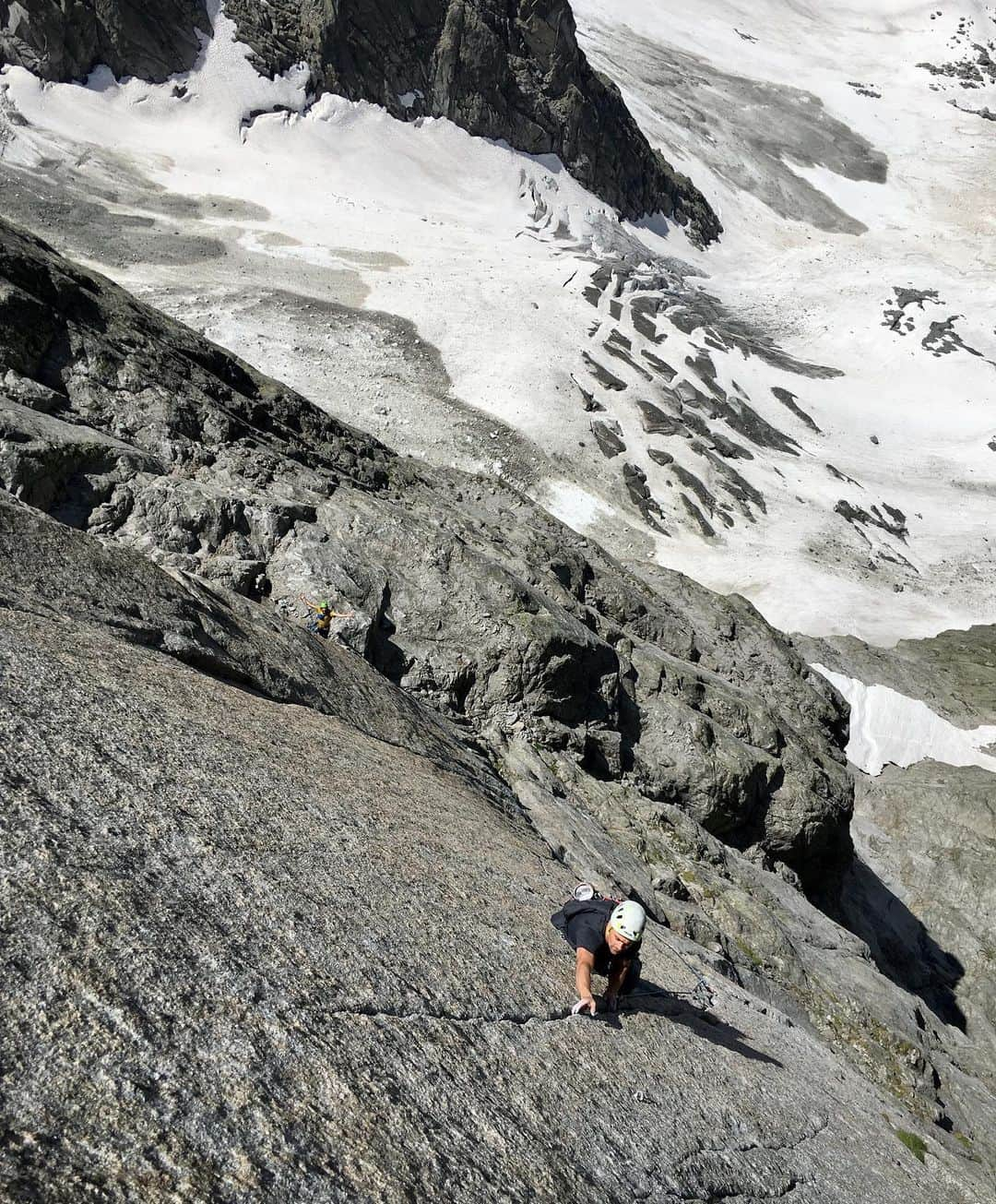 ニナ・カプレツさんのインスタグラム写真 - (ニナ・カプレツInstagram)「First great day of granit climbing with the Bird Crew here at the #arcteryxacademy  Chamonix is never disappointing... #blaitiere #fidelfiasco  Are you ready for the event starting today? I’m off for the portaledge clinic up on Brevent. Psyched!  @arcteryx @lyofood @paolomarazzi @willstanhope @maxkroneck」7月5日 13時51分 - ninacaprez