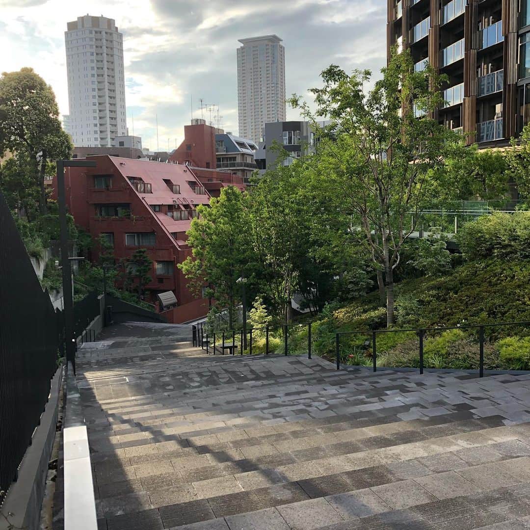 のインスタグラム：「梅雨の晴れ間っていいよね #港区#坂道#階段」