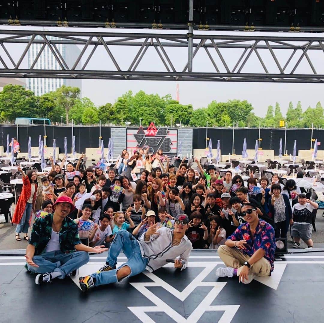 のインスタグラム：「. 🔥7/2ご来店情報🔥 . ♣️MABUさん 🌻Leolaさん . が🏮居酒屋えぐざいる🏮に 遊びにきていただきました😊🎉. . . . ♣️MABUさん . 歌とラップとダンスの 3刀流を交えた独自のステージングで 会場を盛り上げていただきました🎤🕺 . . . そのあとに〜☀️♫ . 🌻Leolaさん . 透明感溢れる歌声で、 会場のみんなが心癒されました😌🍀 . . 楽しい時間をありがとうございました🙇✨ . . . 毎日何が起こるかわからない 居酒屋えぐざいる🙈💓. . . みなさまのご来場をお待ちしてます🙇‍♀. . . . . #居酒屋えぐざいる #居酒屋えぐざいる10thANNIVERSARY #10周年 #10thANNIVERSARY #お台場 #夏休み #MABU #Leola」