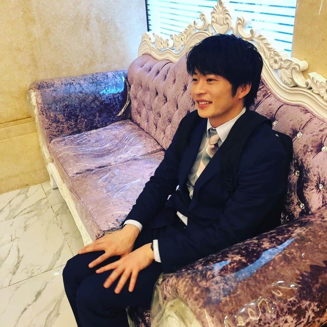 おっさんずラブ 武蔵の部屋さんのインスタグラム写真 - (おっさんずラブ 武蔵の部屋Instagram)「本日仕事が早あがりのはるたんと、ロビーで待ち合わせ。 #俺を待つはるたんが #あまりにも尊くて #シュッてしたくなりまして #忍び寄ってみたらバレました #棚ぼたで上目遣い頂きました #GJ👍👍👍👍👍 #はるたんはルンルンしています #今日はとっておきのスポットに連れて行ってくれるらしい #楽しみだお #DiscoverHongKong」7月5日 14時02分 - musashis_room