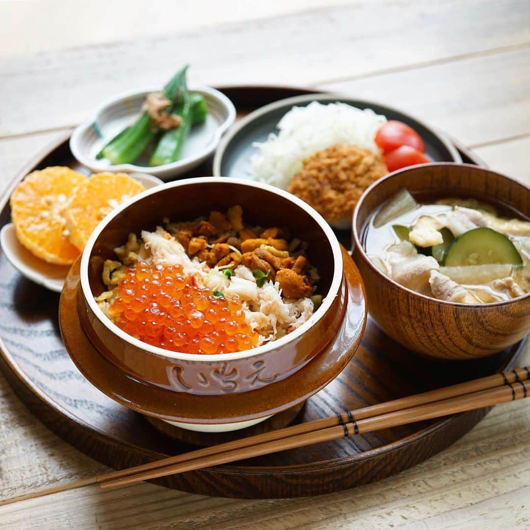 のインスタグラム：「🌱2019.7.5（金） ✽.｡.:*・ﾟ #hiroponのおうちごはん ・ レンジで5分チンするだけの美味しい#釜めし レンチンするだけなのに贅沢気分を味わえちゃう〜 そんな今日の#お昼ごはん です ・ menu📝 ▪︎ #北味覚三宝釜めし ▪︎ 味噌汁 ▪︎ 牛肉コロッケ半分（残りもの） ▪︎ オクラのお浸し ▪︎ セミノールオレンジ ・ 「北味覚三宝釜めし」 いくら・毛ガニ・生うに←贅沢だよね✨ 最後の#釜ティラミス 冷凍庫から出したばかりで霜が付いてるけど💦 このティラミスめちゃくちゃ美味しい！ そして完全解凍せずアイスのようにして食べるのがおススメ👍 ・ ・ @kama.ichi #いちえ さん今日も美味しい釜めし 「ごちそうさまでした」 こちらの釜めしは#楽天roomに載せてます ・ ・ ▫️--------------------end--------------------▫️ #北海道 #釜めし #釜飯 #いちえ市場 #お取り寄せ #ギフト #レンチン #フード #グルメ #おうちごはん #インスタフード #おうちごはん通信 #おうちごはんLover #くらしメイド #フーディーテーブル #マカロニメイト #デリミア #デリスタグラマー #うちのシェフ #snapdish #macaroni #locari_kitchen #lin_stagrammer #wp_deli_japan ・」