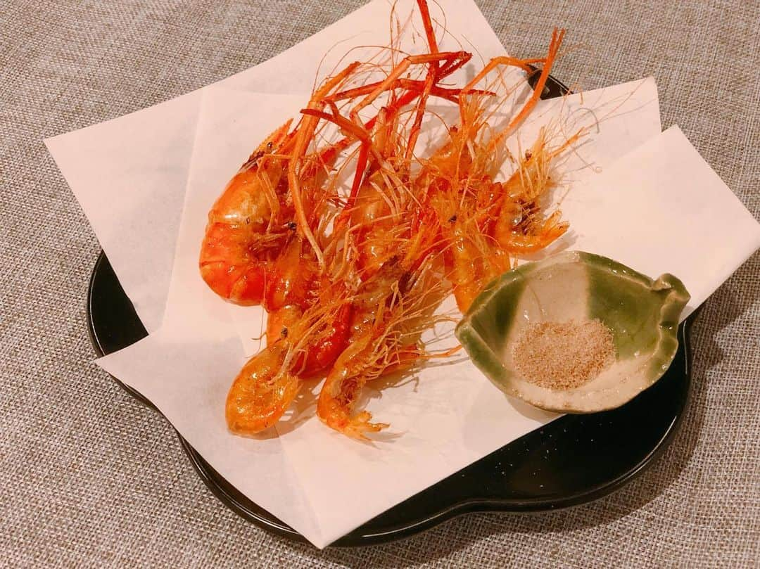 英玲奈さんのインスタグラム写真 - (英玲奈Instagram)「そういえば、 先日釣った#手長海老 お料理写真載せていませんでした！ 2時間くらいしか時間がなくて、 タイミング的にも潮が引ききってしまっていたのでなかなか渋かったですが、、、 近くで釣っていた方がくれたのw 2日程ぶくぶくを設置した中で生きていてもらったので、 なんだか可愛くなってきちゃって、 食べる時泣きそうだったよw でもずっと飼う事も出来ないし、 美味しくまるっといただきました！ やっぱり素揚げ美味しい！ #藻塩 をつけて。 #erenakitchen」7月5日 14時11分 - erena_erenyan