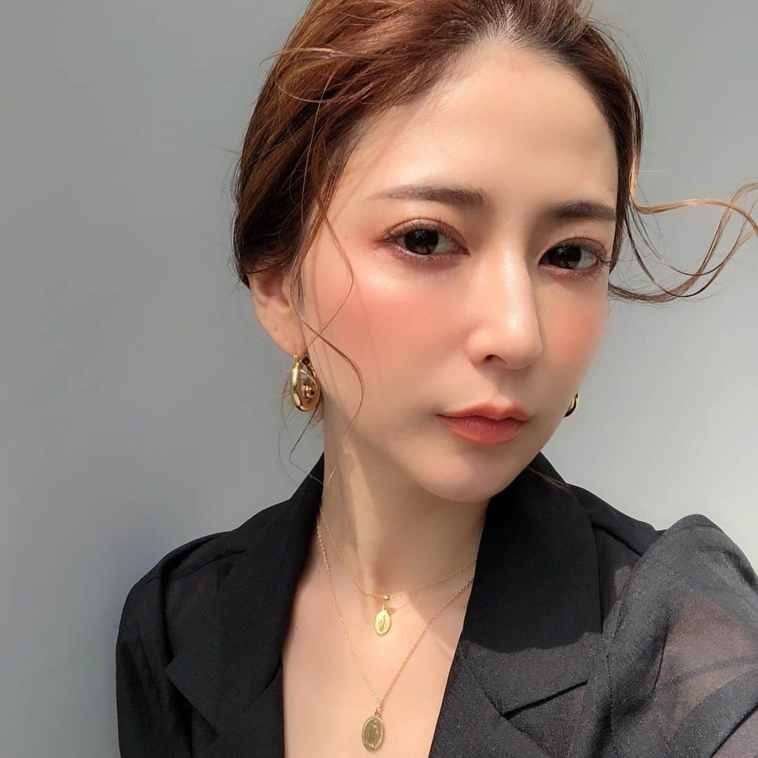 仲村美香さんのインスタグラム写真 - (仲村美香Instagram)「最近のMAKE PROCESS💄✨ 何度も載せ直してすみません😭💦 ・ ・ 最近は艶っぽく見えるように 艶系のコスメを使ってます♡ 動画のメイクプロセスの後に 使用コスメの写真と品番書いてあるのでそちらをご覧くださいー✨ ・ ・ ・ THREEのシマリンググローデュオ、 左のカラーだけいつも残ってたから アイシャドーの下地にしてる！ こうするとかなり艶が出るんです♡ その後乗せてるTOMFORDのシャドーも もともと艶っぽい感じの質感なので 濡れたような瞼になるよん✨ ・ ・ ・ チークもマットなオレンジの上に 艶が出るキラキラのハイライトを乗せてます♡ オレンジ系のメイクが最近のお気に入りです🐶🌸 ピンク系だとチークとリップを変えるので また紹介しますね♡ ・ ・ ・ ・ #裸眼#マツエク#メイクプロセス#makeup#make#cosme#コスメ#コスメ好きさんと繋がりたい #メイク好き#THREE#BOBBIBROWN#INTEGRATE#KATE#EXCEL#3CE#韓国コスメ#プチプラコスメ#アートメイク#メイク動画#tomfordbeauty #loveliner #ラブライナー」7月5日 14時14分 - mikapu0519