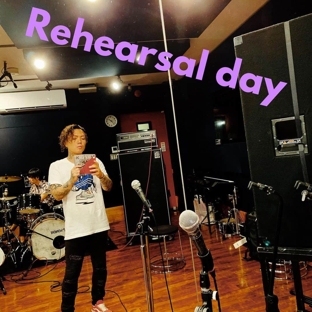 TEEDAさんのインスタグラム写真 - (TEEDAInstagram)「Rehearsal for the show at studio today! リハリハ今日はずっとー！  #backon #teeda #kenji03 #rock #hiphop #jhiphop #rockband #jrockband #rap #jrap #bringthenoise #tokyo #adachi #tattoo #punk #mixture  #lyricist #trackmaker #composer #songwriter #tstar #avex #avexmanagement #anime #anison #animethemesong #tokyojapan」7月5日 14時16分 - teeda_bo