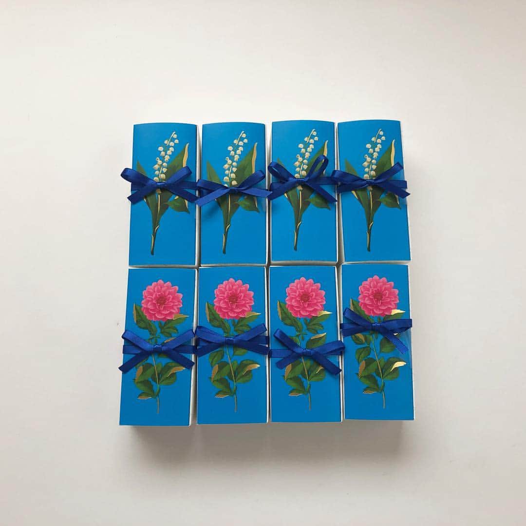 甲斐みのりさんのインスタグラム写真 - (甲斐みのりInstagram)「PeLuLu連載「隙間の時間」 〜夏の手みやげにぴったりな青い小箱のお菓子～  #ペルル隙間の時間  #ペルル #菓子菓子菓子」7月5日 14時16分 - minori_loule