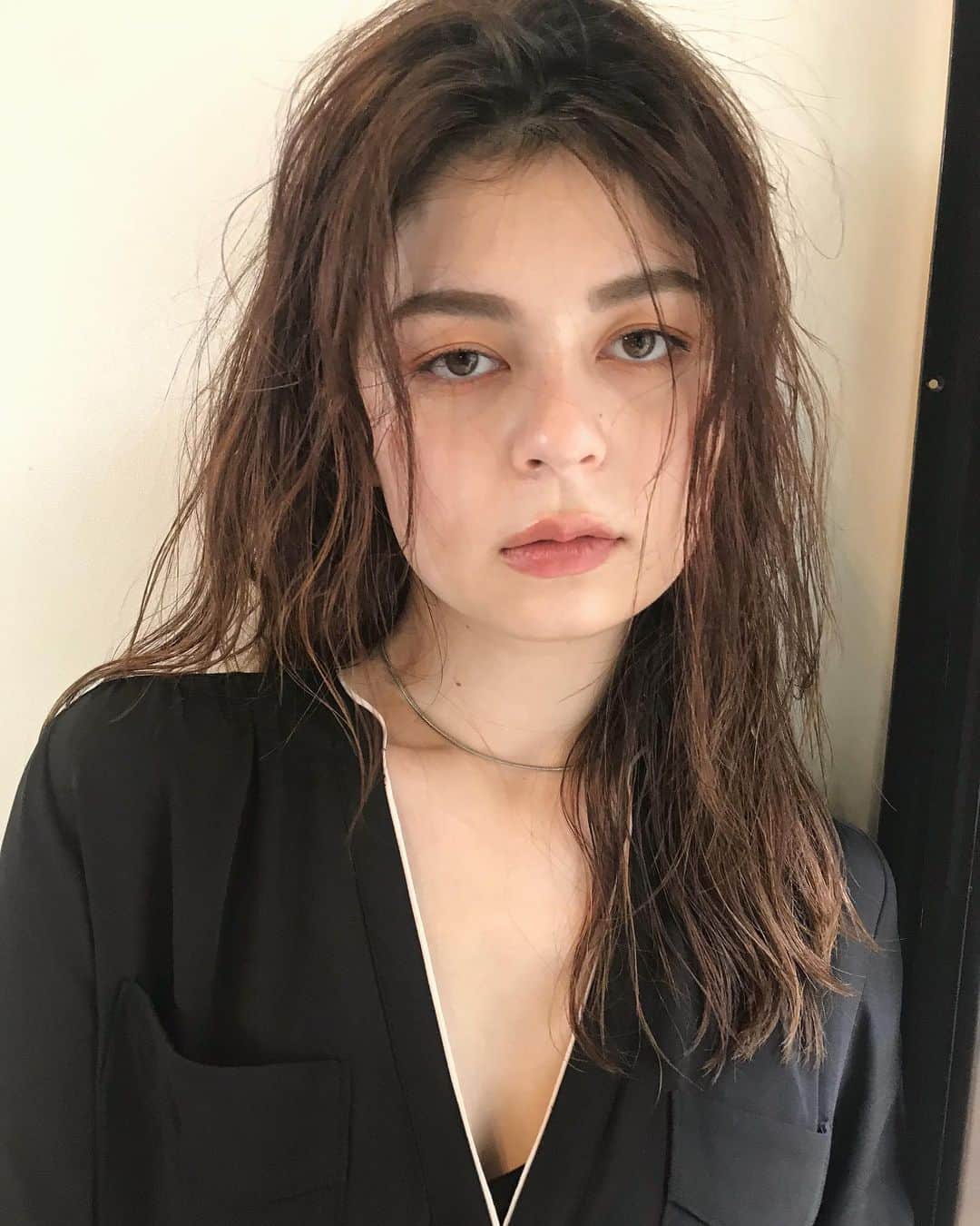 カワシリアツシのインスタグラム：「6日よりご予約解放しております◎ DM・Lineよりご予約ください😊 ・ ・ ・ ・ブリーチの回数がわからない。 ・値段が気になる。 ・ダメージが心配。など なんでもご気軽にご相談ください😊 ・ ご予約やご相談はDM・LINEにて待ちしております🙆‍♂️ ・ ・ ・ 料金や気になることなど、 ご気軽にご相談ください🙆‍♂️ ・  #アディクシー #イルミナカラー  #外国人風カラー #ミニボブ #切りっぱなしボブ #ハイライト #外ハネ #グラデーション #外国人風 #ポートレート #美容室 #美容院 #美容学生 #撮影 #東京 #渋谷  #ショートヘア #グレージュ  #ブルージュ #ブリーチ #portrait #フィルムカメラ #hairstyle #ショートカット #haircolor #ハイトーン #데일리룩 #时尚 #แฟชั่น#デジキュア」