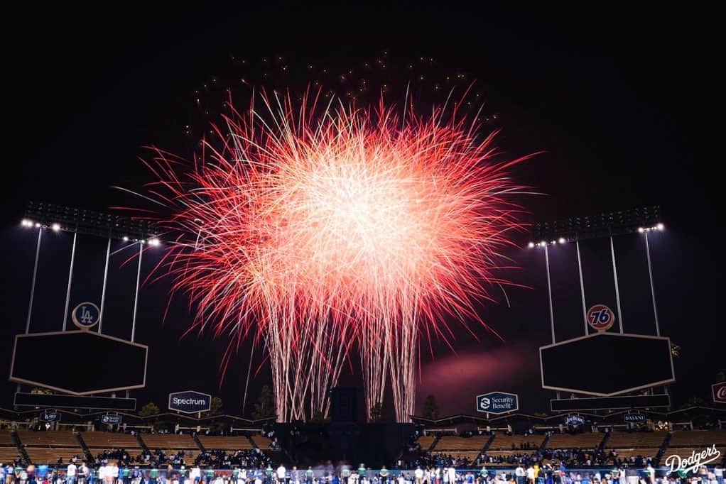 Los Angeles Dodgersさんのインスタグラム写真 - (Los Angeles DodgersInstagram)「A perfect end to the night.  Tonight’s Holiday Fireworks presented by Budweiser! #FourthofJuly」7月5日 14時33分 - dodgers