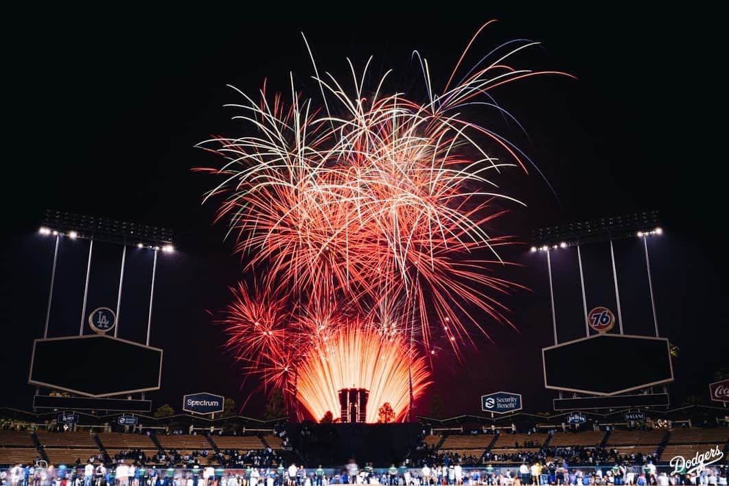 Los Angeles Dodgersさんのインスタグラム写真 - (Los Angeles DodgersInstagram)「A perfect end to the night.  Tonight’s Holiday Fireworks presented by Budweiser! #FourthofJuly」7月5日 14時33分 - dodgers