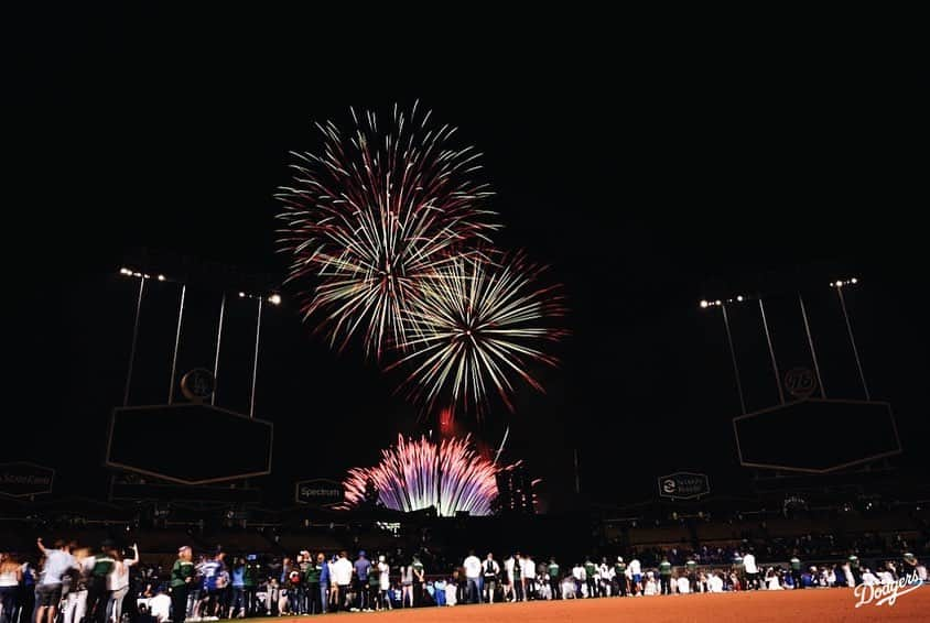 Los Angeles Dodgersさんのインスタグラム写真 - (Los Angeles DodgersInstagram)「A perfect end to the night.  Tonight’s Holiday Fireworks presented by Budweiser! #FourthofJuly」7月5日 14時33分 - dodgers