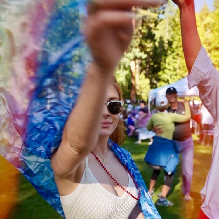 エレナ・サチンのインスタグラム：「Happy 4th✨ 📷 @kevinrousso」