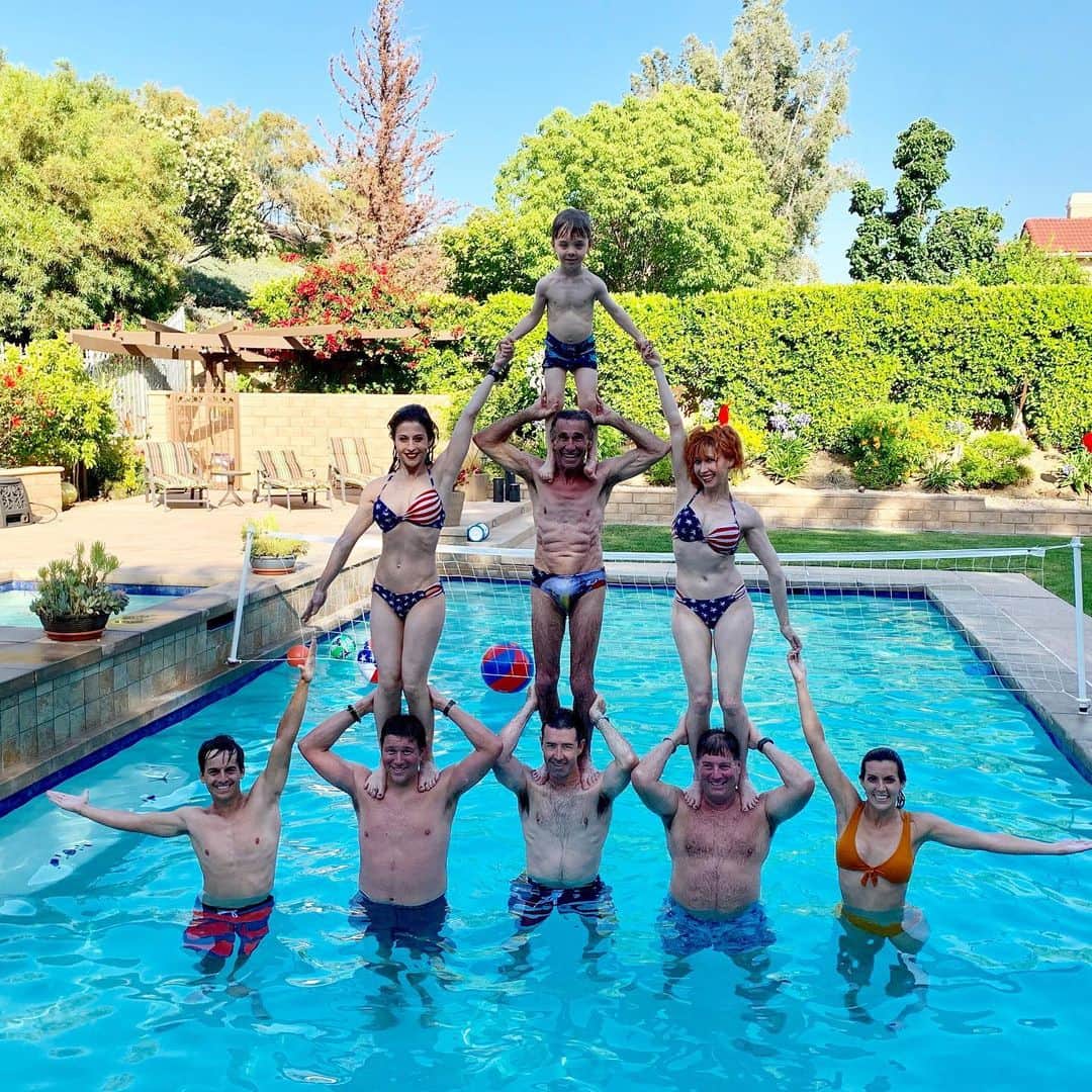 ボニー・モーガンのインスタグラム：「Happy Independence Day!! ❤️🇺🇸💙 #4thofjuly #flyingourflag #adventuresofbendybonnie #adventuresofbonanddad #thefamilythatplaystogether #acrobrats #familypyramid #shenanigans #godblessamerica #letfreedomring #bendybonnie」