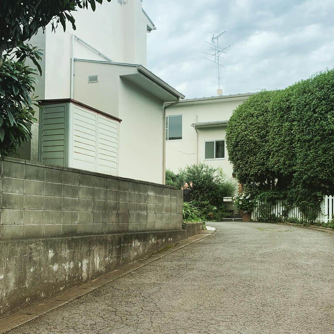 西田善太さんのインスタグラム写真 - (西田善太Instagram)「YAECAの新作を見せてもらいに東山。建物が低くて坂道がくねくねしてて、短パン率も高いこのエリアは落ち着く。坂の上からほのぼのバイバイ。 #uaeca #fukubu」7月5日 14時44分 - zentanishida