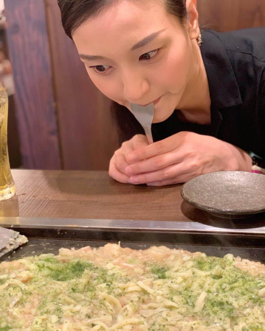 瑞羽奏都（水谷美月）さんのインスタグラム写真 - (瑞羽奏都（水谷美月）Instagram)「‪毎月恒例父上京。‬ ‪リクエストにより月島のもんじゃ焼きへ…💨‬ ‪60年以上生きて初もんじゃを食べた父の最初の感想は『しちめんどくさい』‬ ‪‼️‼️⁉️‬ ‪思わぬ回答に3度聞き直しましたよね…😑‬ ‪あー父よ、あんなに食べたい言ったのに、貴方の感想それかいな…‬ #もんじゃ焼き #もんじゃ #父娘 #ランチデート」7月5日 15時15分 - mizuki.m_mizuha