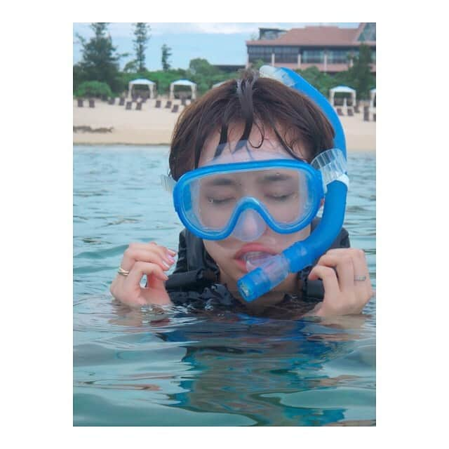 中山こころさんのインスタグラム写真 - (中山こころInstagram)「* 旅行の思い出LAST🌊 * シュノーケリングしたよ🐠🐠🐠 ウミガメ探して2回も‼ 残念ながら会えなかったけど、 やたらと攻撃的なお魚さんとは会えました😱❤ * #シュノーケリング  #いっぱいいっぱいの顔  #特に最後の1枚  #髪の毛 笑」7月5日 15時07分 - coocoorooo