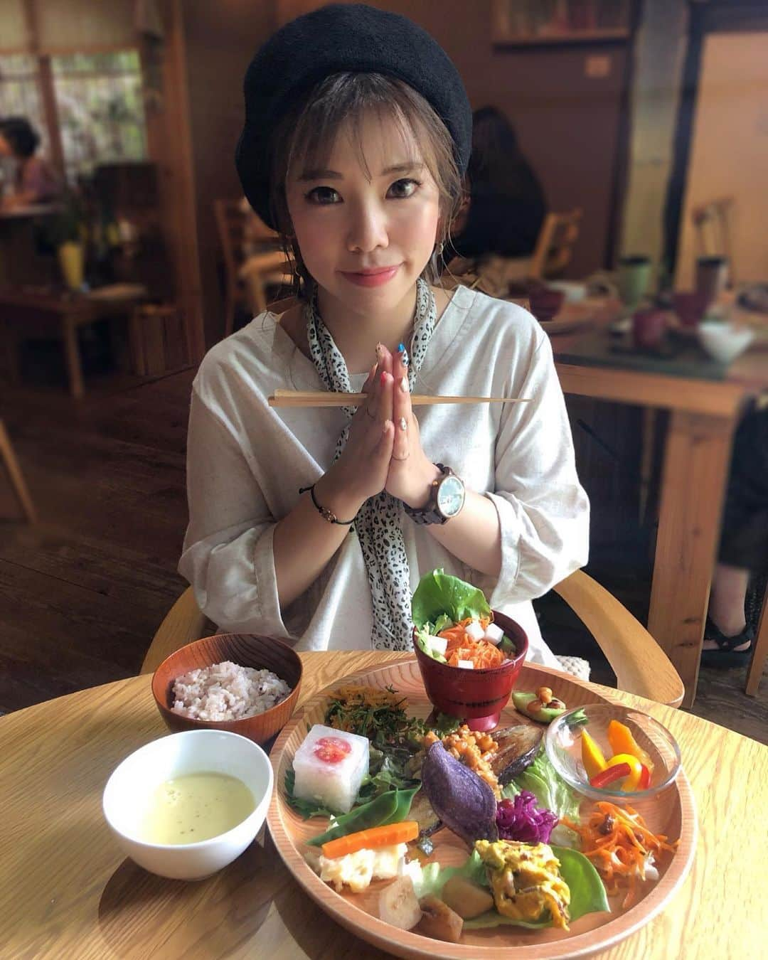 Ayuminさんのインスタグラム写真 - (AyuminInstagram)「🥕蔵漆倶🥕 2軒目は守山区の蔵漆倶(くらしっく)さんでランチ❤️ 動物性食材不使用の野菜たっぷり 体に優しいヘルシーなランチは 彩りも綺麗で見た目から心ときめく🥺← . 【 #蔵ごはんベジプレート 】 🔘ナスのステーキ (大豆ミートと夏野菜) 🔘フレッシュサラダ (自家製豆乳ドレッシング) 🔘季節野菜入り自家製ピクルス 🔘国産大豆を使った惣菜 🔘旬野菜を使った惣菜 🔘雑穀米 🔘スープ (コーンスープ) . . お家では何品も作るのなかなか難しいから カフェで食べるこういうプレートランチ大好き🤩❤️ 次の3軒目に続くーーー👭 * . スタバクイーン👸🏼メインアカウント ➡︎ @ayumin0220stb * #蔵漆倶#クラシック#くらしっく#プレートランチ#ヘルシーランチ#ベジプレート#古民家カフェ #守山区#守山区ランチ#守山区モーニング#守山区カフェ #名古屋#名古屋ランチ#名古屋グルメ#名古屋カフェ#ブランチ#名古屋ブランチ#名古屋モーニング#カフェ巡り #インスタグルメアワード2019#あいなご#ナゴレコ#グルメライター」7月5日 15時13分 - ayumin0220