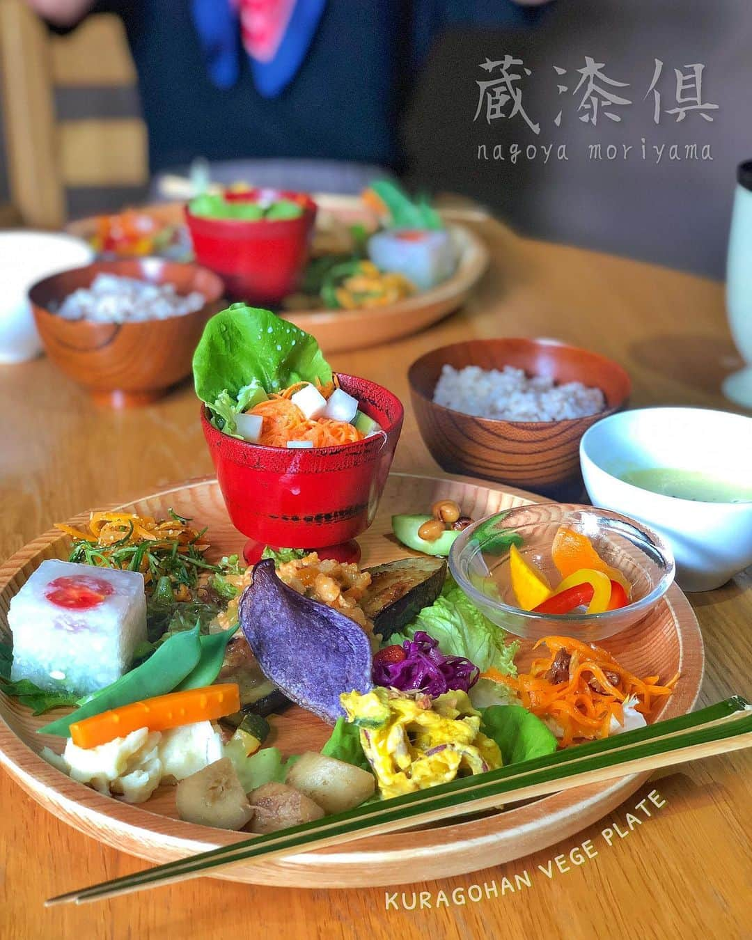 Ayuminさんのインスタグラム写真 - (AyuminInstagram)「🥕蔵漆倶🥕 2軒目は守山区の蔵漆倶(くらしっく)さんでランチ❤️ 動物性食材不使用の野菜たっぷり 体に優しいヘルシーなランチは 彩りも綺麗で見た目から心ときめく🥺← . 【 #蔵ごはんベジプレート 】 🔘ナスのステーキ (大豆ミートと夏野菜) 🔘フレッシュサラダ (自家製豆乳ドレッシング) 🔘季節野菜入り自家製ピクルス 🔘国産大豆を使った惣菜 🔘旬野菜を使った惣菜 🔘雑穀米 🔘スープ (コーンスープ) . . お家では何品も作るのなかなか難しいから カフェで食べるこういうプレートランチ大好き🤩❤️ 次の3軒目に続くーーー👭 * . スタバクイーン👸🏼メインアカウント ➡︎ @ayumin0220stb * #蔵漆倶#クラシック#くらしっく#プレートランチ#ヘルシーランチ#ベジプレート#古民家カフェ #守山区#守山区ランチ#守山区モーニング#守山区カフェ #名古屋#名古屋ランチ#名古屋グルメ#名古屋カフェ#ブランチ#名古屋ブランチ#名古屋モーニング#カフェ巡り #インスタグルメアワード2019#あいなご#ナゴレコ#グルメライター」7月5日 15時13分 - ayumin0220