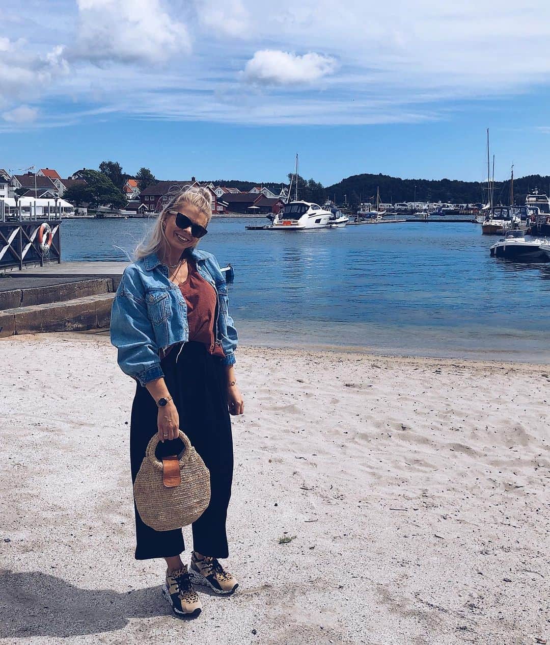 のインスタグラム：「En #tb til sommeren 😅 Som hittil i år bestod av en helg på Sørlandet. Her fra sjarmerende Lillesand. Ønsker deg en kjempe fin helg 🌸 Og sjekk mitt siste bilde, for sommerens fineste giveaway!! Kjempe glad for alle spor du legger igjen hos meg, kjempe takknemlig ❤️ Klem fra Inger-Lise 😘 . . . #mystyle #visitnorway #visitlillesand #lillesand #ootd #summer #sol #norge #sommer #sørlandet #myfashion #happyface #sommerogsol」