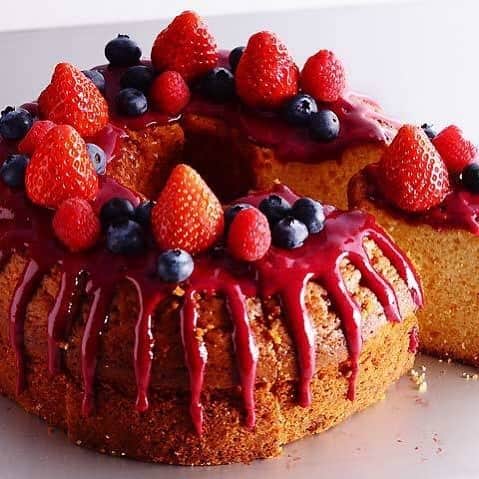 のインスタグラム：「とろりとかかった濃厚ベリーソースが美しい「ベリーズバイト」。パウンドケーキに、ベリーのアイシングとフレッシュフルーツをトッピングした絶品スイーツだ！ #東京カレンダー #東カレ #tokyocalendar #sweets #渋谷 #青山 #池袋 #六本木 #roastedcoffeelaboratory #ベリーズバイト」