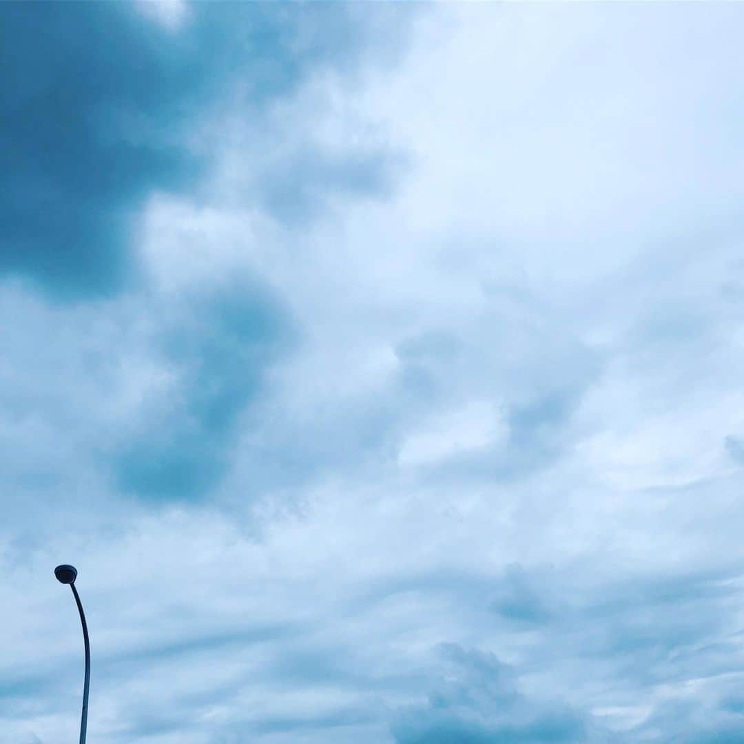 藤田朋子さんのインスタグラム写真 - (藤田朋子Instagram)「#梅雨だよね #空 #日本の梅雨 #季節 #すっきりしない #sky #blue #cloudy #June」7月5日 15時20分 - chiendormant