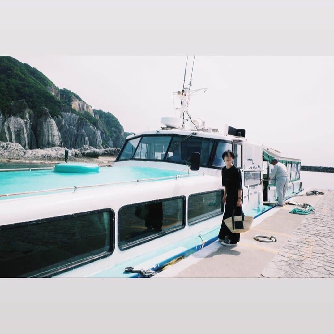 高山都さんのインスタグラム写真 - (高山都Instagram)「船に乗って移動するのもまた良し🛥 気持ちよくって、起きたら着いてた。 #青森 #仏ヶ浦 #下北半島 #都の旅の記録」7月5日 15時24分 - miyare38