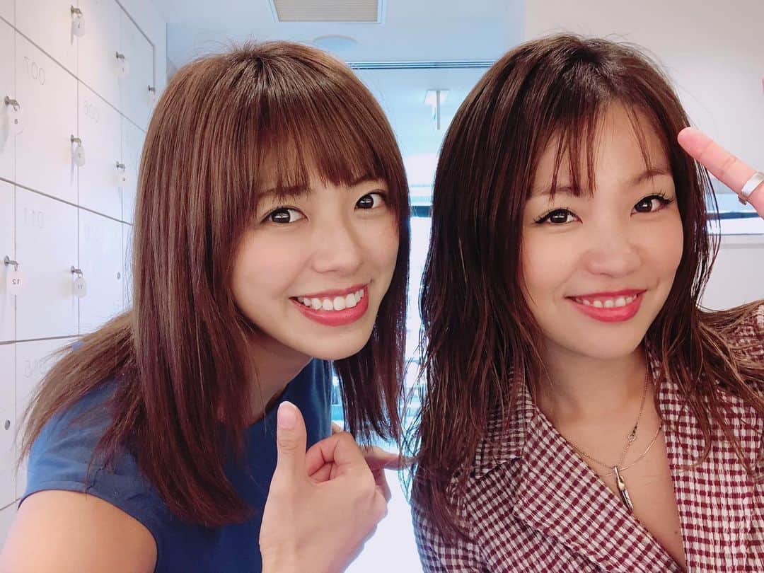 わちみなみのインスタグラム：「撮影前にクボリサさんに @abbeyrisakubo ﻿ 前髪カットしてもらった😆✨✨﻿ いつもニコニコにこちゃん☺︎☺︎ なんか似てる気がします。笑 ﻿ ありがとうございます⭐️⭐️﻿ ﻿ #わちみなみ﻿ #abbey #青山 #かあいい」