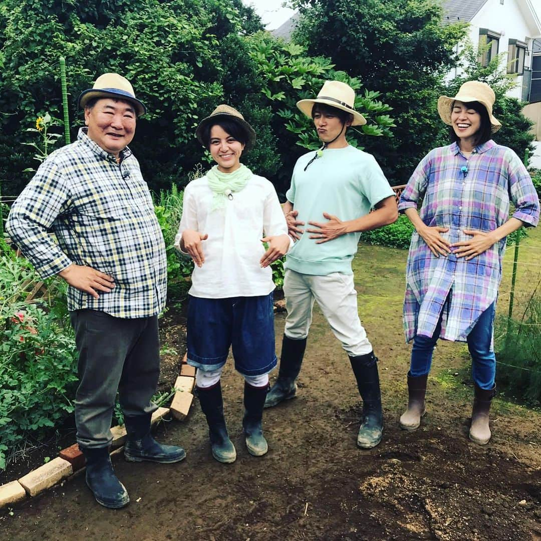 杉浦太陽さんのインスタグラム写真 - (杉浦太陽Instagram)「何とか晴れてよかった〜！ 野菜の収穫と農作業！  先生のお腹も大満足！w  #Eテレ #やさいの時間 #藤田智 先生 #川瀬良子 ちゃん #長沢裕 ちゃん #家庭菜園 #野菜作り」7月5日 15時40分 - sugiurataiyou_official