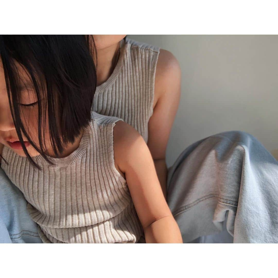 monmimi1さんのインスタグラム写真 - (monmimi1Instagram)「. . こんにちは。 . 先程 新商品 upしました^_^ . リブサマーニットの スリーブレス と カラー別 5足靴下セットです^_^ . リブスリーブレスは ママサイズもあります。 リブベイビーロンパース と リブカーディガン の 姉妹アイテムです^_^ . 靴下も 通年着用できる つかえる ベーシックかつ カラーに こだわりのある つかえる 靴下です🙈 . 新商品ですので 今日から月曜日まで 5%offです🙈 . ぜひ🙈」7月5日 15時35分 - monmimi1