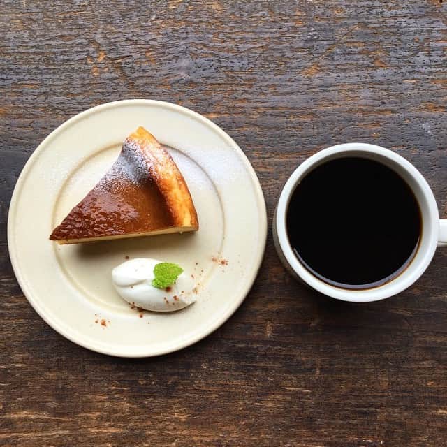 手紙社さんのインスタグラム写真 - (手紙社Instagram)「【本とコーヒーtegamisha カフェ】 本日も11時から18時(L.O.17時30分)まで営業しております。 . 本日のおすすめの珈琲は中煎りのイエメン。モカ香と呼ばれる個性的な酸味と甘み、まろやかな苦味が広がり、チーズケーキとの相性が良いです。 本日の焼き菓子は、柚子とレモンのマドレーヌ、全粒粉のスコーンをご用意しております。 コーヒーと焼き菓子のテイクアウトも出来ますので、ぜひお試し下さい。 . コーヒー豆の販売は併設している書店の営業時間の20時までです。 皆さまのご来店をお待ちしております。 . cafe/11:00〜18:00(L.O.17:30) books/11:00〜20:00 . 2019.7.5. . #手紙舎#手紙社 #本とコーヒーtegamisha #柴崎#書店#カフェ #自家焙煎コーヒー #ハンドドリップコーヒー #焼き菓子 #デザート #チーズケーキ #ベイクドチーズケーキ #コーヒー豆販売 #珈琲#coffee #coffeebeans #coffeeroasters #コーヒーがあるさ」7月5日 15時43分 - tegamisha