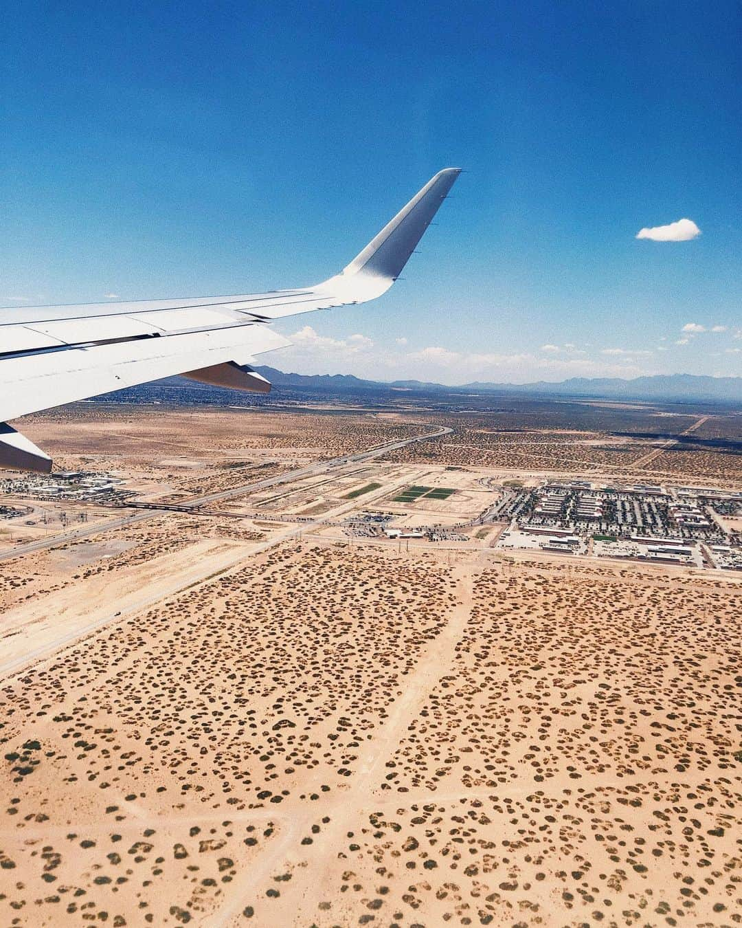 瀬戸あゆみさんのインスタグラム写真 - (瀬戸あゆみInstagram)「初上陸のテキサス州。🛬﻿ 飛行機の中、上空からちらりと窓を開けて眩しい光から目を凝らして見下ろしてみると、ひたすらに砂漠。﻿ ひとっこひとりいない。。。！﻿ ﻿ さて、ここからは、Road trip in Americaをお届けします。🇺🇸🚙﻿ ﻿ 既に到着して4日目に突入するところなのですが、毎日昼はずっと運転していて、夜は疲れて倒れこむように寝て、朝日を見るために早起きして、そして大体の場所電波弱いっていうか圏外？みたいなハードな旅をしているので、全然SNSの更新が間に合っていません。😰﻿ ストーリーすらも全くあげれてない。。﻿ 隙を見てこうしてアップしていきます。﻿ よろしくね！﻿ #ayumi_journey」7月5日 15時43分 - setoayumi