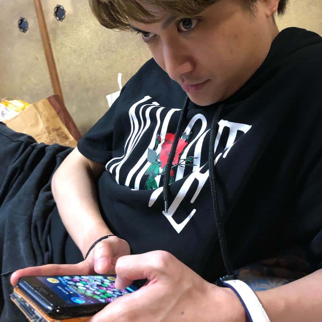 山口祥行のインスタグラム：「空き時間に‼️ツムツム達人右典‼️ #ツムツム  #伊崎右典」