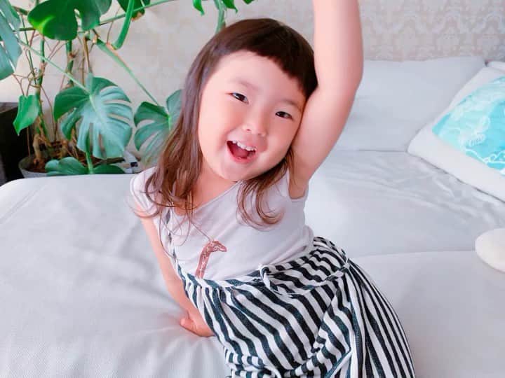 kinaxのインスタグラム：「. good afternoon(๑′ᴗ‵๑)☀in Japan, and good morning, good evening, good night for world friends! . 今日は午前中晴れてたけど とうどんよりな空だね☁️ 梅雨ー！って感じのじっとりした日が続くねぇʕ •́؈•̀ ₎ . . そんなこんなで はーい！って手を挙げた時にこちょこちょすると 「やめてぇーーこしょこしょしないー！」 って怒られるのだけど 実はちょっとやって欲しいむちこさんʕ •́؈•̀ ₎笑 . ただしつこくやるとさすがに怒りだして 👧「おこってうよ！」 って怒るので 👩「おこらないでー」 って言うと 👧「はい」 って素直に終了するよ笑 . . それがいつも可笑しくて 素直でかわいいねぇーーって言ったら 👧「しゅなお、ちあうよー、むっちゃんよ！」 だってʕ •́؈•̀ ₎笑笑 . ※☝︎むちこさんと書いているので 便宜上むっちゃんにしてます . . そのよく分かってないところもまたかわゆい (親バカ . . そんなこんなで ようやく金曜日だねーー みんなも楽しい週末を♡ . #親バカ部 #kinaxvideo #こしょこしょ 2019/07/05」